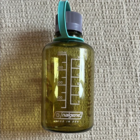 Glossier 16oz Water Bottle.  Olive Green Bottle with Floral Accents NWT - Picture 3 of 5